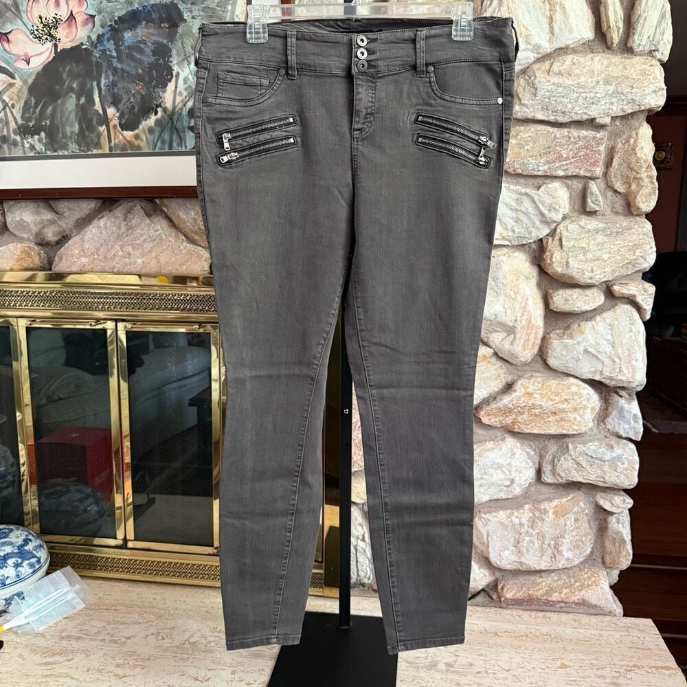 Torrid Denim Women’s plus skinny jeans with faux zipper details 18T